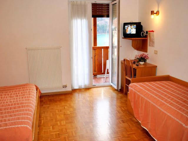 Hotel Zurigo Molveno Buitenkant foto
