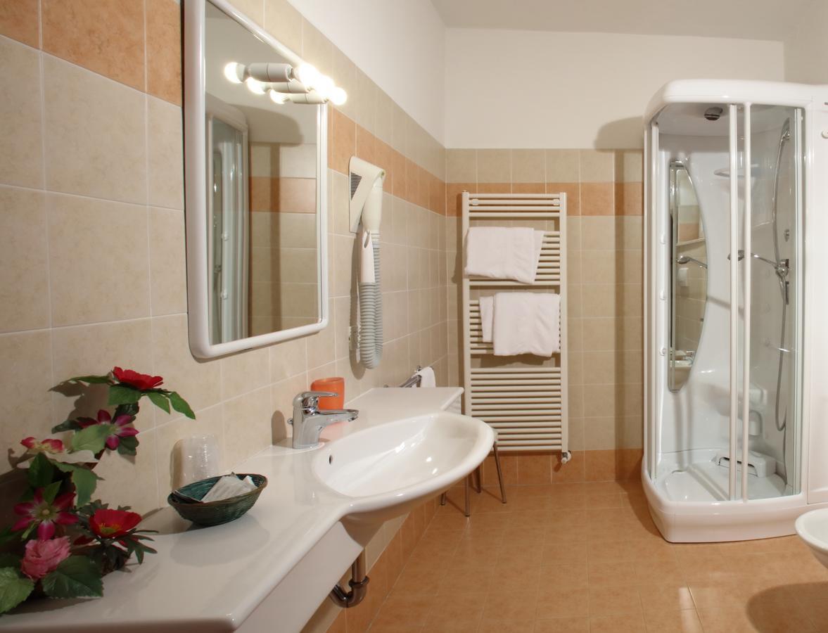 Hotel Zurigo Molveno Buitenkant foto